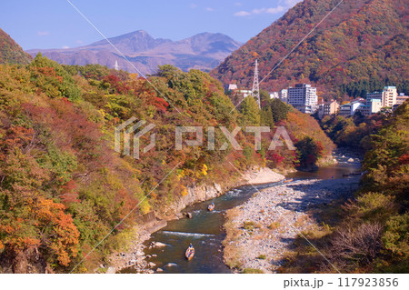 日光市 鬼怒川温泉の紅葉と鬼怒川ライン下り 日光市 鬼怒川温泉の紅葉と鬼怒川ライン下り 117923856