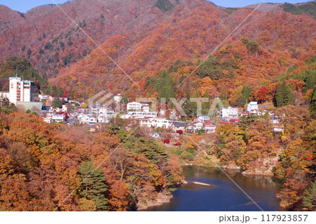 日光市 電車の窓から見た川治温泉と紅葉 日光市 電車の窓から見た川治温泉と紅葉 117923857