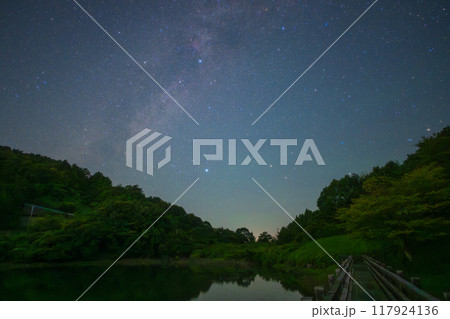 日本の岡山県吉備中央町のとても美しい星空 日本の岡山県吉備中央町のとても美しい星空 117924136