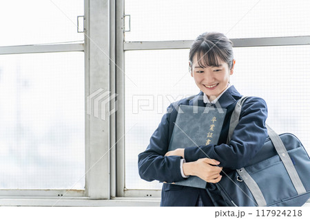 学校の教室で卒業証書・証書ファイルを持つ笑顔の高校生・中学生・女子高生(卒業式・制服・学生服) 学校の教室で卒業証書・証書ファイルを持つ笑顔の高校生・中学生・女子高生(卒業式・制服・学生服) 117924218