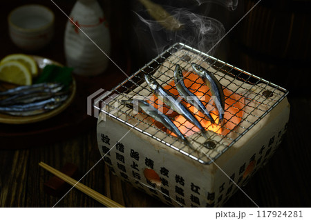 きびなごの干物を焼く きびなごの干物を焼く 117924281