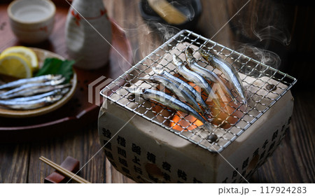 きびなごの干物を焼く きびなごの干物を焼く 117924283