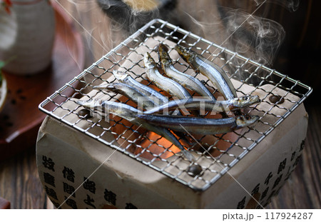 きびなごの干物を焼く 117924287