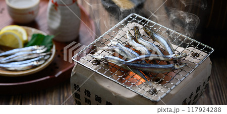 きびなごの干物を焼く 117924288
