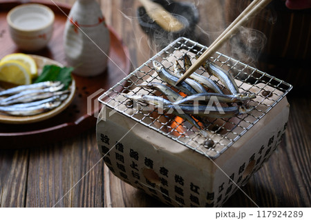 きびなごの干物を焼く 117924289