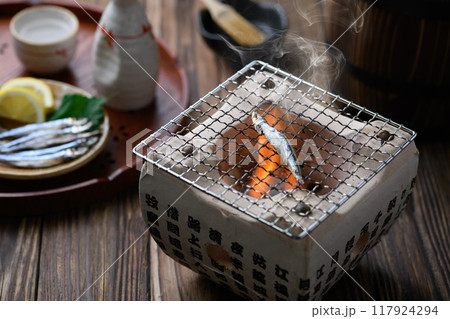 きびなごの干物を焼く きびなごの干物を焼く 117924294