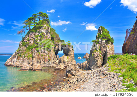 東北・小袖海岸・釣鐘堂の風景、海岸線のドライブのイメージ・岩手県久慈市(2) 117924550