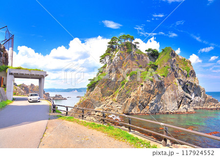 東北・小袖海岸・釣鐘堂の風景、海岸線のドライブのイメージ、白い車・岩手県久慈市(2) 東北・小袖海岸・釣鐘堂の風景、海岸線のドライブのイメージ、白い車・岩手県久慈市(2) 117924552