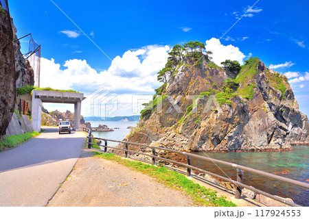 東北・小袖海岸・釣鐘堂の風景、海岸線のドライブのイメージ、SUV四輪駆動車・岩手県久慈市(1) 117924553