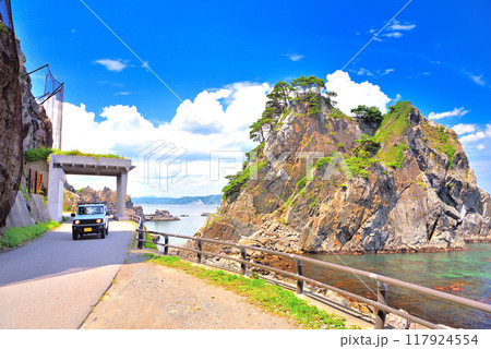 東北・小袖海岸・釣鐘堂の風景、海岸線のドライブのイメージ、SUV四輪駆動車・岩手県久慈市(2) 東北・小袖海岸・釣鐘堂の風景、海岸線のドライブのイメージ、SUV四輪駆動車・岩手県久慈市(2) 117924554