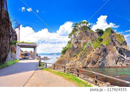 東北・小袖海岸・釣鐘堂の風景、海岸線のドライブのイメージ、路線バス・岩手県久慈市(1) 117924555