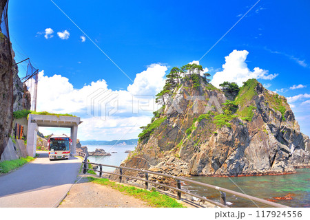 東北・小袖海岸・釣鐘堂の風景、海岸線のドライブのイメージ、路線バス・岩手県久慈市(2) 117924556
