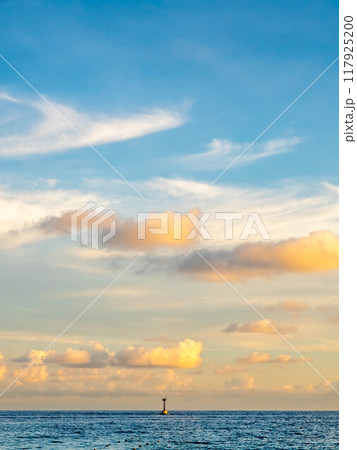 Seascape view of white sand beach in Thailand 117925200