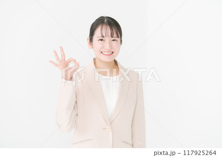 案内する女性 117925264