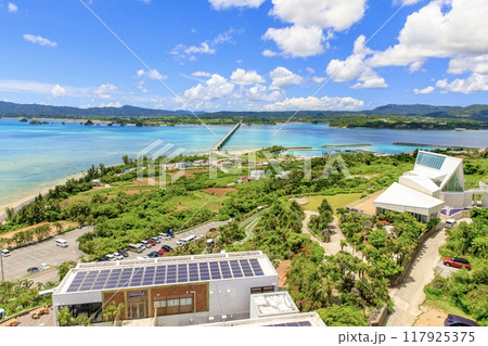 古宇利島、古宇利オーシャンタワーから眺める古宇利大橋 古宇利島、古宇利オーシャンタワーから眺める古宇利大橋 117925375