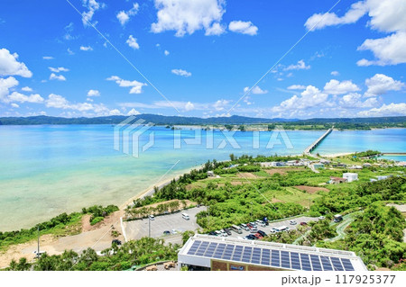 古宇利島、古宇利オーシャンタワーから眺める古宇利大橋 古宇利島、古宇利オーシャンタワーから眺める古宇利大橋 117925377