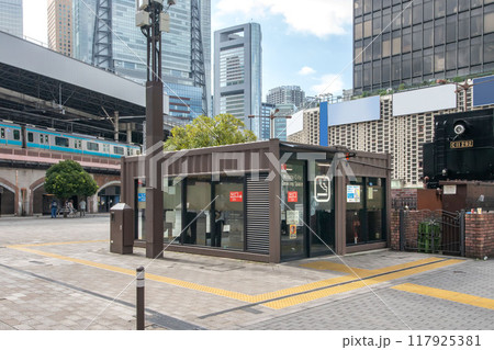 東京都港区新橋駅西口SL広場の喫煙所とSL 117925381