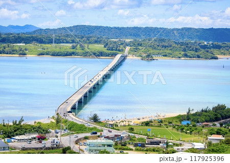 古宇利島、古宇利オーシャンタワーから眺める古宇利大橋 117925396