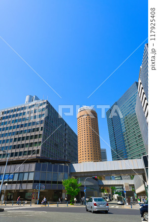 【大阪府】5月・JR大阪駅に到着しビジネスの商談場所へ 【大阪府】5月・JR大阪駅に到着しビジネスの商談場所へ 117925408