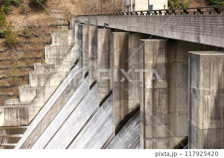 滋賀県甲賀市野洲川ダムの水門から流れる水 117925420
