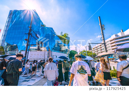 日本の東京都市景観 神宮前の交差点や東急プラザ原宿「ハラカド」などを望む 日本の東京都市景観 神宮前の交差点や東急プラザ原宿「ハラカド」などを望む 117925425