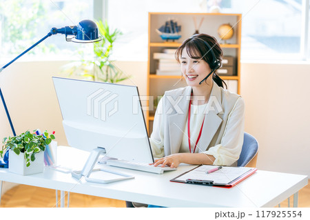 オフィスで働く女性のオペレーター オフィスで働く女性のオペレーター 117925554