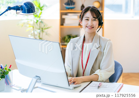 オフィスで働く女性のオペレーター オフィスで働く女性のオペレーター 117925556