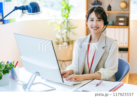 オフィスで働く女性のオペレーター 117925557