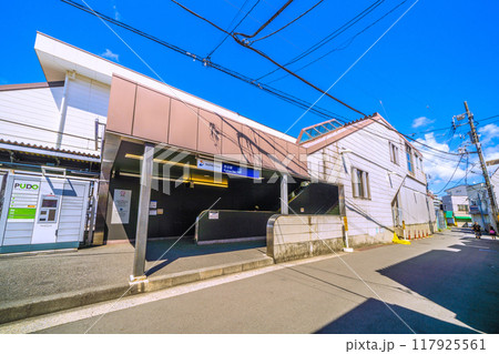日本の横浜都市景観　8月。SOTETSU　西谷駅 南口などを望む。出入口わきにあるのは宅配便ロッカー 117925561