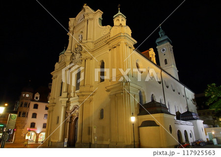 ヨーロッパのドイツ連邦共和国　バイエルン州の州都ミュンヘン　ライトアップされた聖霊教会の夜景 117925563