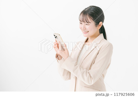 スマホを操作するスーツの女性 スマホを操作するスーツの女性 117925606