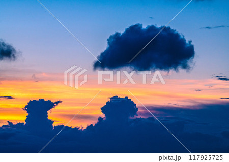 日本の横浜都市景観 夏空。猛烈な暑さが続く日本列島…巨大な雲が上空に…＝8月25日、横浜から 117925725