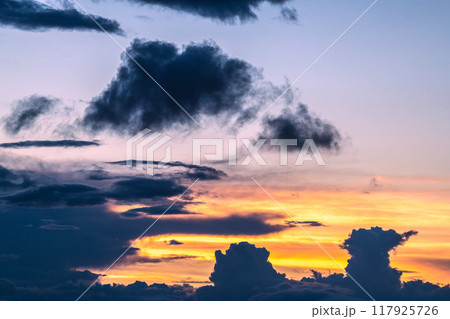 日本の横浜都市景観 夏空。猛烈な暑さが続く日本列島…巨大な雲が上空に…＝8月25日、横浜から 117925726