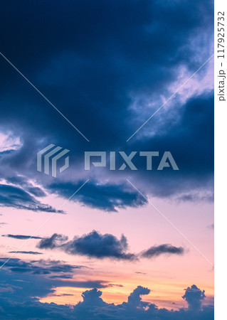 日本の横浜都市景観 夏空。猛烈な暑さが続く日本列島…巨大な雲が上空に…＝8月25日、横浜から 117925732