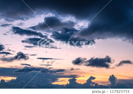日本の横浜都市景観 夏空。猛烈な暑さが続く日本列島…巨大な雲が上空に…＝8月25日、横浜から 117925755