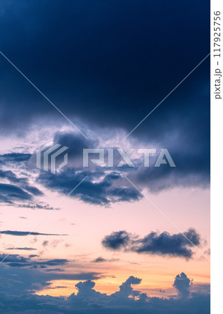 日本の横浜都市景観 夏空。猛烈な暑さが続く日本列島…巨大な雲が上空に…＝8月25日、横浜から 117925756