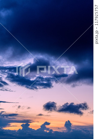 日本の横浜都市景観 夏空。猛烈な暑さが続く日本列島…巨大な雲が上空に…＝8月25日、横浜から 117925757