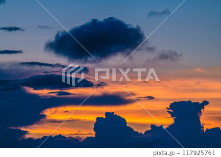 日本の横浜都市景観 夏空。猛烈な暑さが続く日本列島…巨大な雲が上空に…＝8月25日、横浜から 117925761