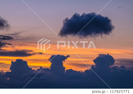日本の横浜都市景観 夏空。猛烈な暑さが続く日本列島…巨大な雲が上空に…=8月25日、横浜から 日本の横浜都市景観 夏空。猛烈な暑さが続く日本列島…巨大な雲が上空に…=8月25日、横浜から 117925771