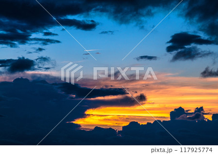 日本の横浜都市景観 夏空。猛烈な暑さが続く日本列島…巨大な雲が上空に…＝8月25日、横浜から 117925774