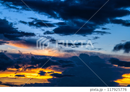 日本の横浜都市景観 夏空。猛烈な暑さが続く日本列島…巨大な雲が上空に…＝8月25日、横浜から 117925776