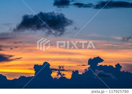 日本の横浜都市景観 夏空。猛烈な暑さが続く日本列島…巨大な雲が上空に…＝8月25日、横浜から 117925780