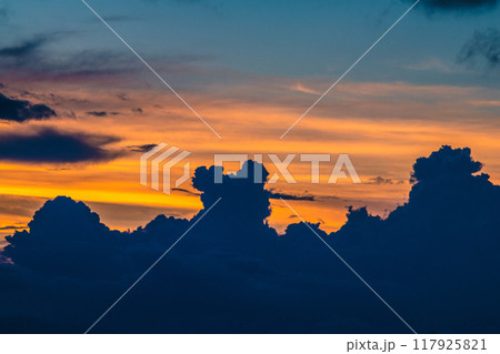 日本の横浜都市景観 夏空。猛烈な暑さが続く日本列島…巨大な雲が上空に…=8月25日、横浜から 日本の横浜都市景観 夏空。猛烈な暑さが続く日本列島…巨大な雲が上空に…=8月25日、横浜から 117925821