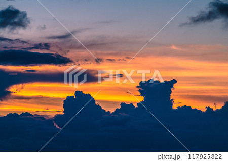 日本の横浜都市景観 夏空。猛烈な暑さが続く日本列島…巨大な雲が上空に…＝8月25日、横浜から 117925822