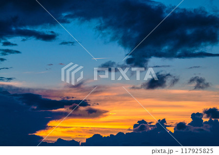 日本の横浜都市景観 夏空。猛烈な暑さが続く日本列島…巨大な雲が上空に…＝8月25日、横浜から 117925825