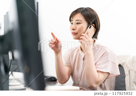 ビジネス パソコン 女性 スマホ ビジネス パソコン 女性 スマホ 117925932
