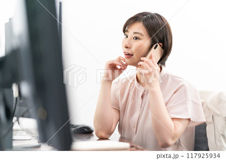 ビジネス　パソコン　女性　スマホ 117925934
