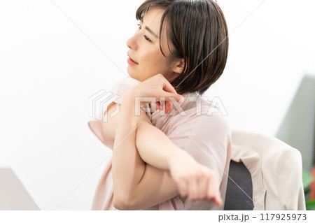 ビジネス　女性　伸び　リフレッシュ 117925973