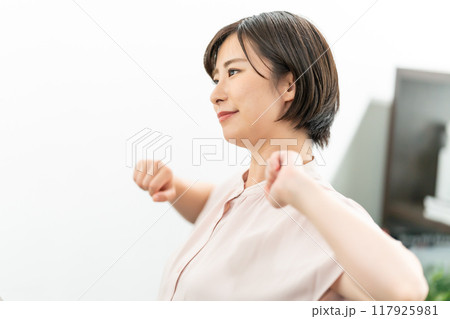 ビジネス　女性　伸び　リフレッシュ 117925981