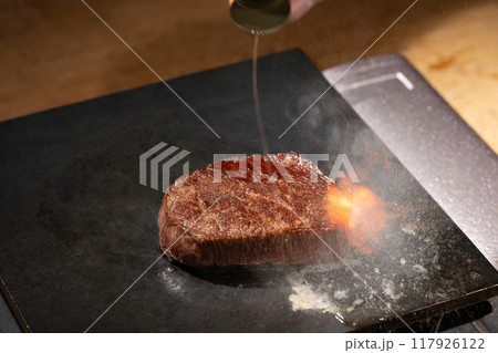 肉　鉄板焼き　フランベ 117926122